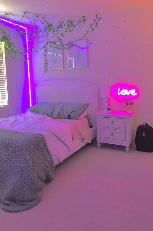 Vaporwave Room Ideas - Get inspiration and advice to decorate your room